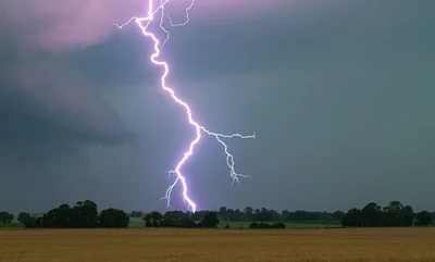 Mit einem lauten Knall ist ein Blitz während einer Tauffeier in die Osnabrücker Pauluskirche eingeschlagen. (Symbolbild)