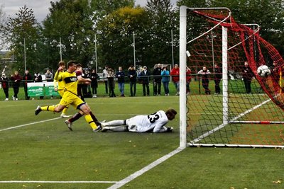 Der Plauener Neuzugang Kamil Popovicz erzielt das 4:1 für den VFC in Oberlungwitz. 