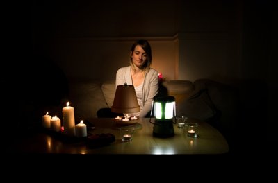 Ein großer Stromausfall hat von Donnerstagmittag bis in die Nacht zum Freitag Teile Klingenthals lahm gelegt.Betroffen waren von der Störung mehr als 900 Kunden, hieß es vom Versorger Mitnetz Strom. Einigen Klingenthalern dürfte es damit so gegangen sein, wie der Frau auf diesem Bild. 