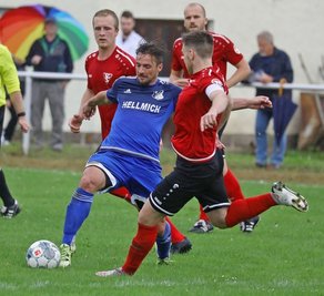 Tomas Cekovsky (blaues Trikot) erzielte am Samstag sein erstes Landesliga-Tor für Glauchau. 