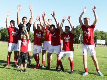 Der alte Titelträger ist auch der neue: Die "ERGO Bulls" setzten sich beim 5. Zwickauer Elfmeter-Cup zum Crossener Sommerfest durch. 
