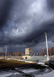 Dunkle Wolken über der FSV-Trainingsstätte, dem Westsachsenstadion.
