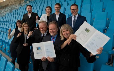Die Serviceredaktion Nutzwerk ist am Sonntag mit dem Deutschen Lokaljournalistenpreis der Konrad Adenauer Stiftung ausgezeichnet worden. Im Bild (von links, untere Reihe): Stephanie Wesely, Gabriele Fleischer, Uwe Vetterick, Chefredakteuer der Sächsischen Zeitung, Jan Emendörfer, Chefredakteur der "Leipziger Volkszeitung", Katrin Saft, Redaktionsleiterin Nutzwerk, Andreas Rentsch (links, obere Reihe), Jana Geißler-Dröfke, Steffen Klameth und Torsten Kleditzsch, Chefredakteur der "Freien Presse". Die drei sächsischen Zeitungen hatten die Serie "Ambulant Operieren" in ihren Print- bzw. Onlineausgaben veröffentlicht.