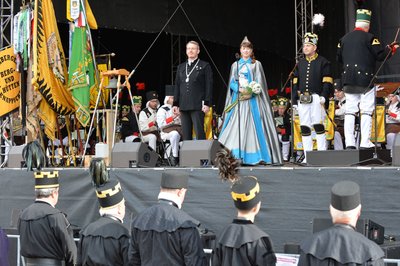 Freibergs Oberbürgermeister Sven Krüger steht mit der Silbertstadtkönigin Julia Richter auf der Bühne. Julia wird am Sonntagabend aufgrund des ausgefallenen Wettbewerbes erneut zur Silberstadtkönigin gekürt.  