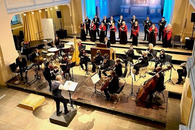 Opernchor und Mittelsächsische Philharmonie beim Konzert unter Leitung von Peter Kubisch in der Nikolaikirche Freiberg. 