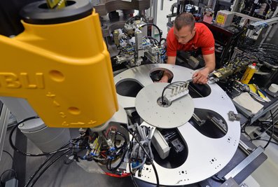 Ein Elektriker richtet am Standort des Sondermaschinenbauers USK Karl Utz GmbH in Limbach-Oberfrohna den Drehteller einer Fertigungslinie ein.