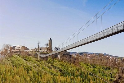 So könnte die 720 Meter lange Brücke über das oberfränkische Höllental in drei, vier Jahren aussehen - im Hintergrund die Stadt Lichtenberg. Einen Großteil der Kosten in Höhe von veranschlagten zwölf Millionen Euro würde der Freistaat Bayern übernehmen - etwa 80 Prozent. 