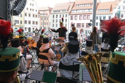 Das Bermusikkorps Saxonie unter der Leitung von Bergmusikmeister Jens Göhler spielte abwechselnd mit dem Bergmusikkorps der Stadtmusikkorps Olbernhau unter der Leitung von Oberbergmusikmeister Jens Kaltofen auf der Bühne des Obermarktes. 