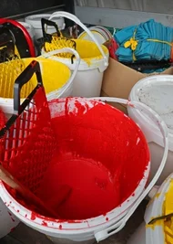 Farbeimer, Abstreifgitter - eigentlich sieht alles ganz gewöhnlich aus. Doch die Farbe hat es in sich.