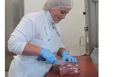 Mitarbeiterin Karoline Lindner bei der Fleischzerlegung in der Genießergenossenschaft.