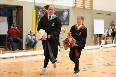 Bei der Premiere des Hobby-Horse-Turniers im vergangenen Jahr holten sich Pia Roßbach (links) und Lotta Lippold den Sieg im Pas de deux.