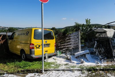 Der führerlose VW rollte die Eibenstocker Straße hinunter und rammte einen Stromkasten, der Feuer fing.