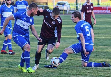 Oliver Albrecht (l.) und Max Weigel (r.) vom SV Affalter versuchen in dieser Szene, Schwarzenbergs Franz Klinghammer zu stoppen. Am Ende hatten die SVA-Kicker aber mit 0:2 das Nachsehen. 