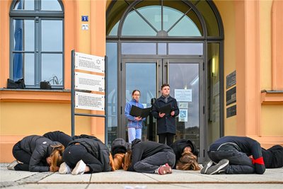 Vor dem Rathaus thematisierten die Schüler mit Dialogen und Pantomime den faschistischen Sturm aufs Volkshaus 1933 und den US-Luftangriff von 1945, der 161 Leben kostete.