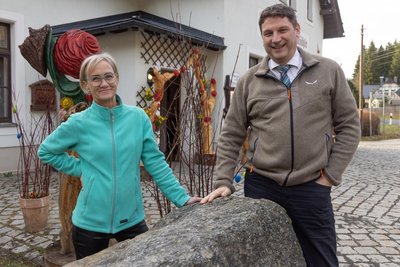 Können langsam wieder Lachen nach dem Einbruch Anfang Januar: Iris Selke und Holger Krögerrecklenfort von der „Brettmühle“.