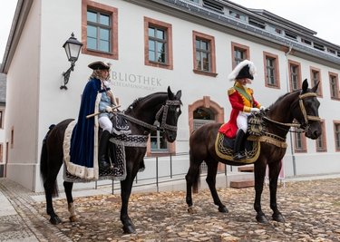 Diese Darsteller des lebendigen Fürstenzuges standen passend zur Einweihung vor der Bibliothek bereit.