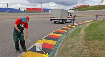 Das erste Mal beim Streichen auf dem Sachsenring dabei ist Bert Silbermann aus Hohenstein-Ernstthal. Er und seine Kollegen haben in den vergangenen Tagen auf der 3704 Meter langen Strecke mit vier Rechts- und zehn Linkskurven rund 2,7 Tonnen Spezialfarbe aufgetragen.