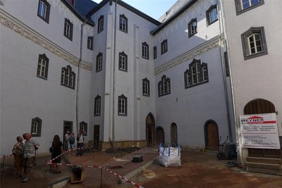 Die Arbeiten im Innenhof dauern an. Die Wege zwischen den Türen werden barrierearm gestaltet.