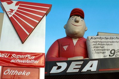 Neben Giganten wie Shell und Aral prägten auch Tankstellen von DEA das Straßenbild in Deutschland. Doch in den 2000ern war das vorbei.