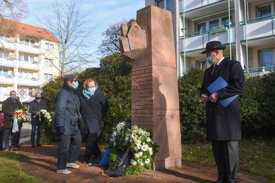 Renate Aris, Ruth Röcher und Miko Runkel (v.l) bei der Gedenkveranstaltung am Chemnitzer Stephanplatz.