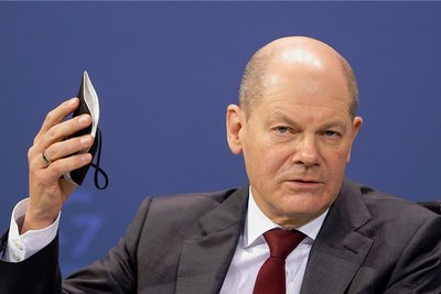 Die Maske bleibt. Die Ampelkoalition wollte die Maskenpflicht ebenso abschaffen wie fast alle anderen Coronaregeln. Aber darauf konnten sich Länderchefs und Bundeskanzler Olaf Scholz (SPD/Foto) nicht einigen. 