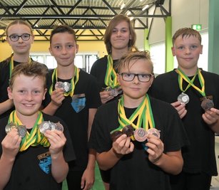 Anna Voike, Manuel Kandler, Darius Uloth, Clara Barfeld, Tobias Weber und Paul Kossakowski (von links) gehören zu den Thalheimer Schwimmern, die bei den Erzgebirgsspielen Medaillen geholt haben. 