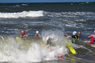 Übung bei Windstärke 8 im Ostseebad Nienhagen: Bis zu 1,5 Meter hohe Wellen boten den Rettungsschwimmern der DRK-Wasserwacht Koberbachtalsperre ideale Bedingungen, um Erfahrungen im Brandungsschwimmen zu sammeln.