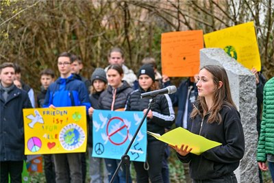 Am Gedenkstein für die Opfer des Fliegerangriffs im Park des Friedens trug Alexandra Baumann (im Bild) ein selbst verfasstes Gedicht zum schwarzen Tag von Reichenbach vor.