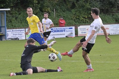 Die entscheidende Szene des Spiels: BSC-Stürmer Lucas Hanitsch (r.) spitzelt den Ball zum Siegtreffer am Mülsener Torwart vorbei.