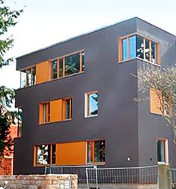 Das Gebäude wurde so geplant, dass es sich optimal in die leichte Hanglage des Grundstücks einpasst. Deshalb ist das Wohnhaus in nördlicher Richtung ein eineinhalbgeschossiges Bauwerk mit einer maximal notwendigen Fensterfläche. Nach Süden öffnet sich das Gebäude über zwei Geschosse. Die großformatigen Fensterflächen sorgen in den Wintermonaten sowie in der Übergangszeit für einen optimalen solaren Wärmegewinn. In den warmen Sommermonaten wird das Wohnhaus durch eine Raffstore- anlage im Obergeschoss vor Überhitzung geschützt. Ob sich diese Bauweise seit Bezug vor gut einem Jahr rentiert hat, und wie effizient das Passivhaus gegenüber der rechnerischen Theorie wirklich ist, das können Besucher beim Tag der Architektur erfahren. Das Passivhaus kann am 28. Juni um 11 und um 17 Uhr in 08118 Hartenstein, Hauptstraße 79 b, besichtigt werden. (cof)  Foto: Architekturbüro Frank Schettler