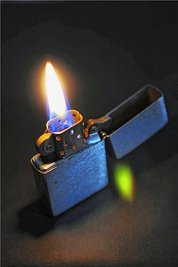 Zuverlässig, unverwüstlich und millionenfach bewährt: Ein Zippo-Feuerzeug in Aktion. 