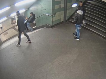 Das Foto aus einer Videosequenz zeigt den brutalen Angriff auf eine junge Frau in einem U-Bahnhof im Berliner Stadtteil Neukölln.