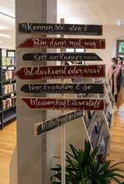 Dieser originelle Wegweiser führt durch die Stadtbibliothek.