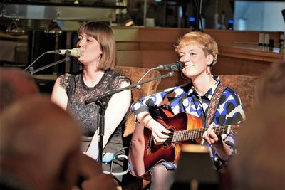 Nina Fiedler und Alexandra Schedel sind das Gesangsduo Karla aus Leipzig, das den Talkabend umrahmen will.