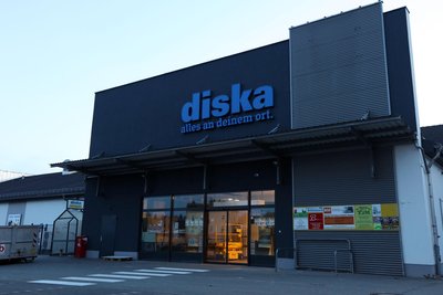 Eröffnung am Donnerstag: Im neuen Diska-Markt wird noch fleißig eingeräumt.