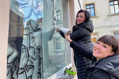 Frauenpower am Montagmorgen in der Schwarzenberger Altstadt: Theres Selbert und Dana Eichhorn (vorn) "dekorieren um". Foto: Kindt-Matuschek
