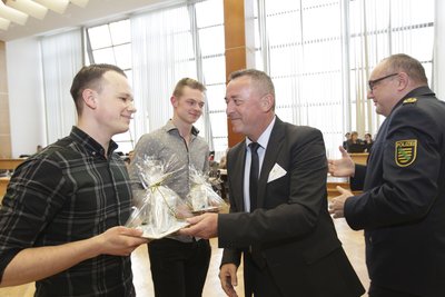 Stadtchef Ralf Oberdorfer und Polizeipräsident Conny Stiehl bedankten sich am Dienstag bei Maurice Fabrizius und Julian Walther (links).