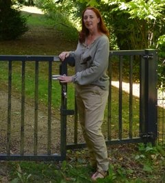 Die Frau, die neue Türen öffnet: Schloss-Chefin Patrizia Meyn. Den Weg um Schloss Lichtenwalde will sie herrichten lassen. 