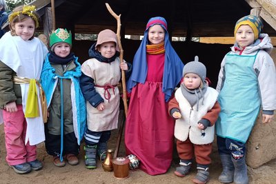 Die Mädchen und Jungen aus dem „Kinderland“ führten zum Abschluss ihres Adventskalenders ein Krippenspiel auf.