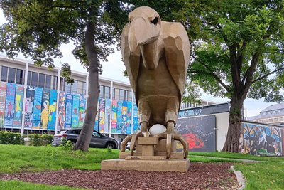 Der Geier des Atelier van Lieshout gehört zu den „Collateral Sculptures“