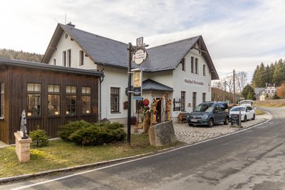 Einbrecher haben Anfang Januar aus dem Gasthof Brettmühle Geld und den Tresor samt Inhalt geklaut.