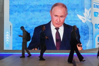 Bei der Plenarsitzung am Nachmittag hält Putin traditionell eine Rede zur Weltpolitik und der wirtschaftlichen Lage Russlands und beantwortet Fragen.