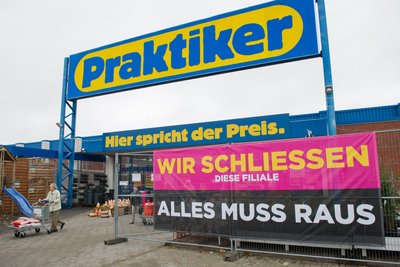 „Wir schließen diese Filiale“: Das Banner an dieser Filiale in Mecklenburg-Vorpommern spricht im September 2013 eine deutliche Sprache.