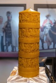 Auch diese besondere Kerze mit dem Bild des Fürstenzuges ist zu sehen.