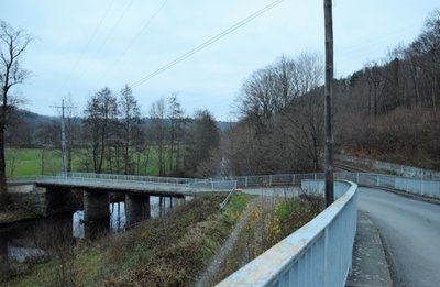 Links die zu erneuernde Elster-Brücke, Noßwitzbrücke genannt. Über einen kurzen Straßenabschnitt geht es rechts auf die Brücke über die Bahn, die ebenfalls ein Sanierungsfall ist. Ein Gesamtprojekt wäre sinnvoll. 