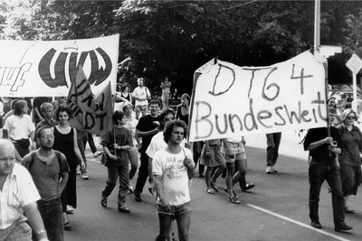 Junge Leute fordern 1991 die deutschlandweite Ausstrahlung des Radiosenders DT64. Mit Deutschlandfunk Nova gibt es mittlerweile tatsächlich ein bundesweit ausgestrahltes Radio für jüngere Nutzer.