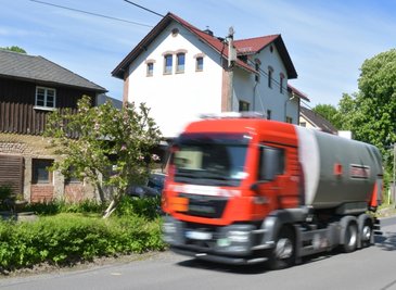Vor allem der Schwerlastverkehr, der wegen der in Oederan gesperrten B 173 über die Ortsdurchfahrt in Falkenau ausweicht, sorgt für Ärger. 