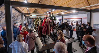 Im Dachgeschoss der Rochlitzer Stadtbibliothek "Alte Lateinschule" wurde am Samstag die Fürstenzug-Ausstellung eröffnet. Ein Teil der Dresdener Sehenswürdigkeit ist originalgetreu nachgebildet und historisch ansprechend gestaltet. 