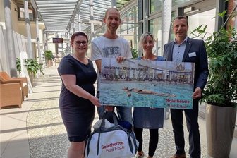 600.000. Gast in der Soletherme Bad Elster - René und Jana Weinmann (Mitte) wurden von Staatsbäder-Geschäftsführer Jens Böhmer (rechts) und Thermenempfangsleiterin Ina Bergner begrüßt.