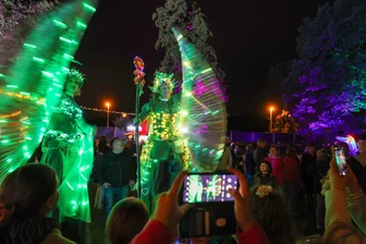 600 Besucher bei „Glauchauer Sommerlichtern“ am Freitagabend: Die besten Fotos aus dem Gründelpark - 